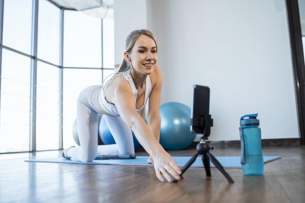 Comment créer une stratégie de contenu vidéo pour un site e-learning de cours de yoga?